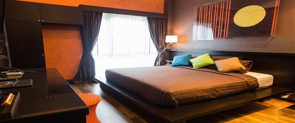 Third Rock Hostel Bangkok Ngoại thất bức ảnh