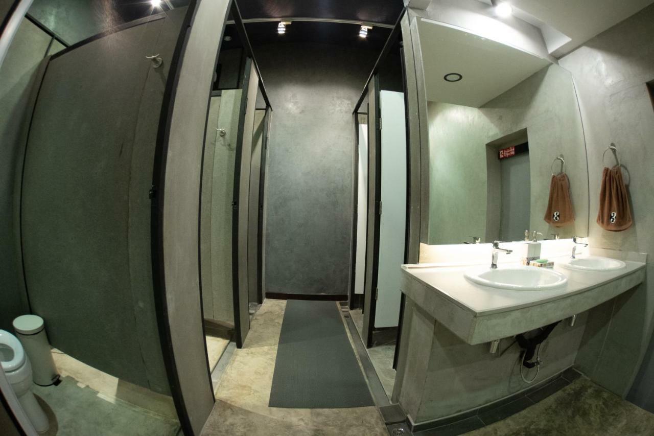 Third Rock Hostel Bangkok Ngoại thất bức ảnh
