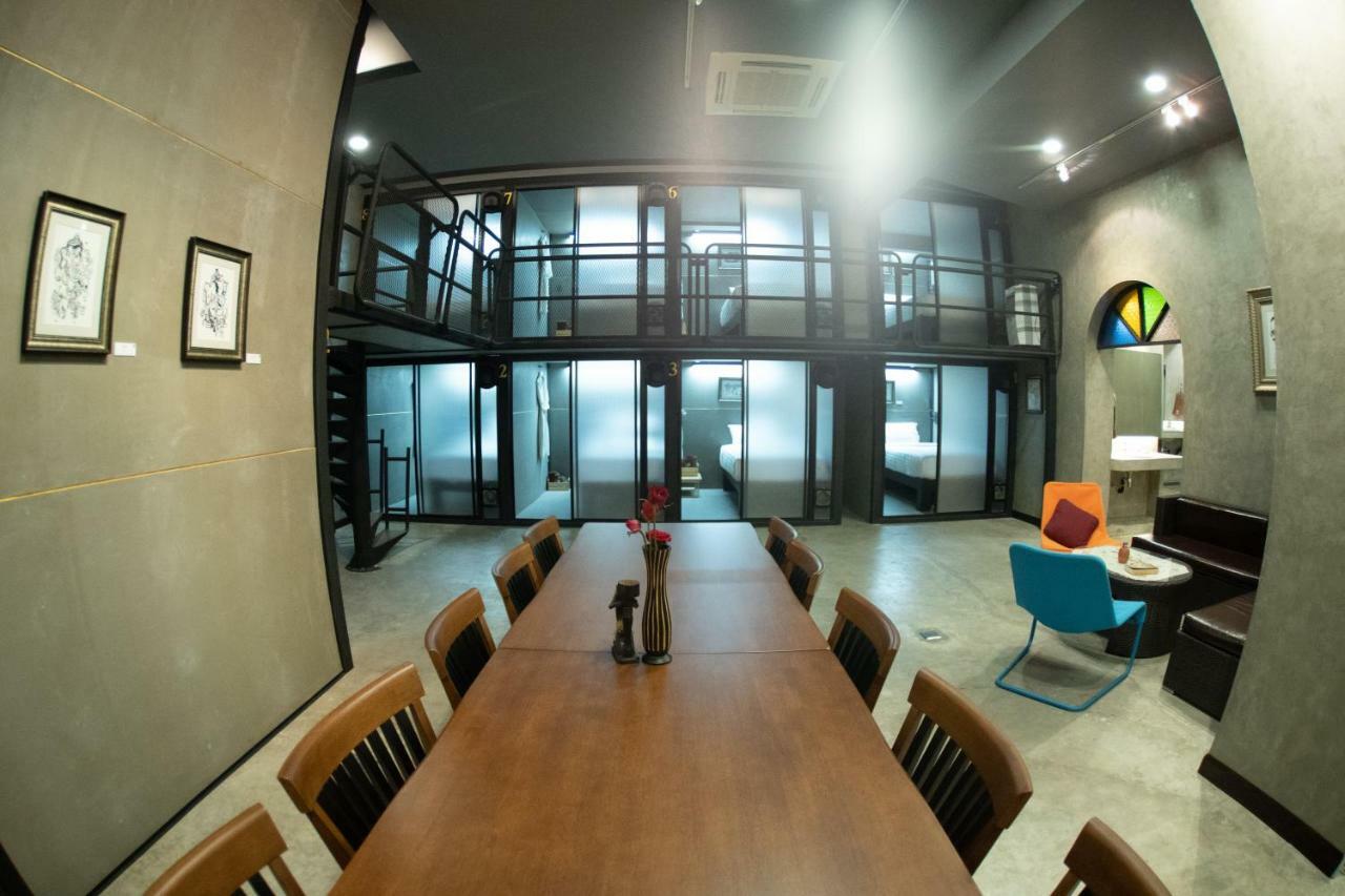 Third Rock Hostel Bangkok Ngoại thất bức ảnh